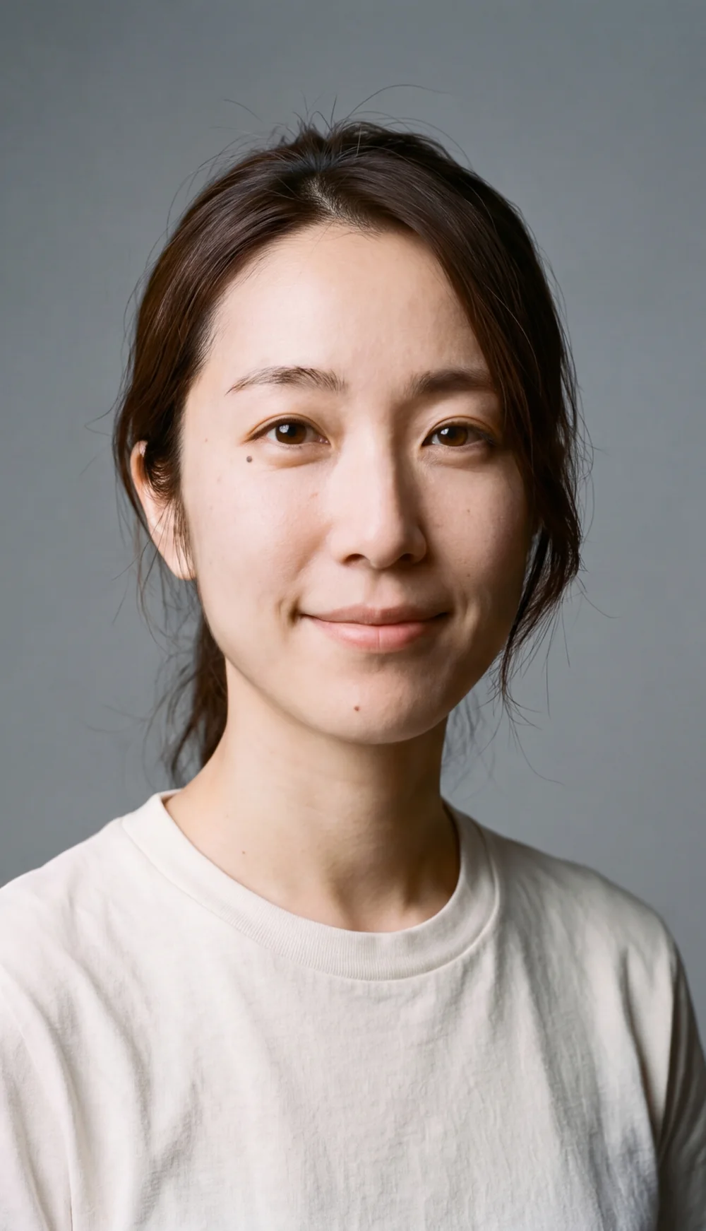 小さく微笑む女性のポートレート