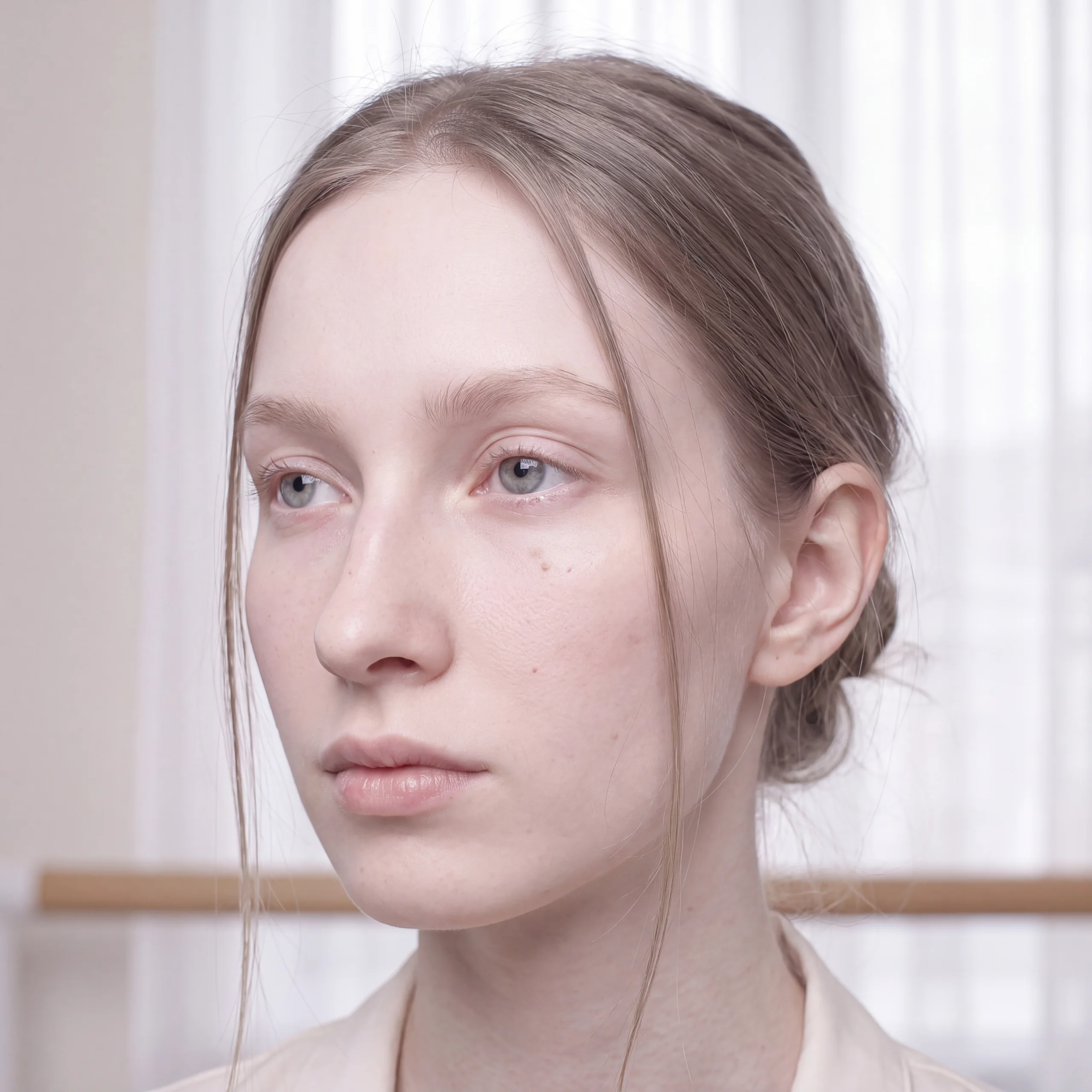 正面を見つめる女性のポートレート